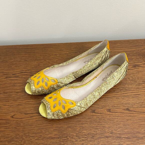 Shoes for Lovely People Yellow Floral Leather Canvas Peep Toe Flats Size 10 - Picture 2 of 10